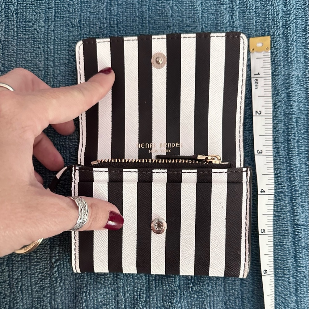 NWOT Henri Bendel Blk/White TriFold Wallet w/ brown/white striped gift bag 🤎🤍🖤 - Picture 5 of 13